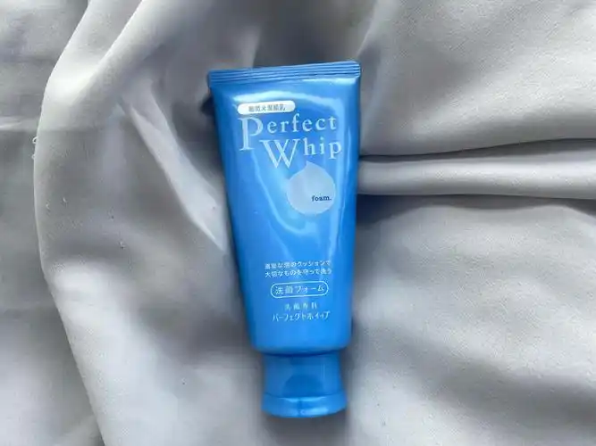 女大学生,皮肤出油有黑头,有什么油皮洗面奶推荐? - 知乎