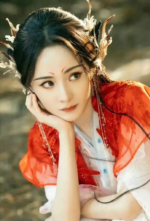 在出演漫改之前,杨幂曾经出演过游戏改编的电视剧《仙剑奇侠传三》