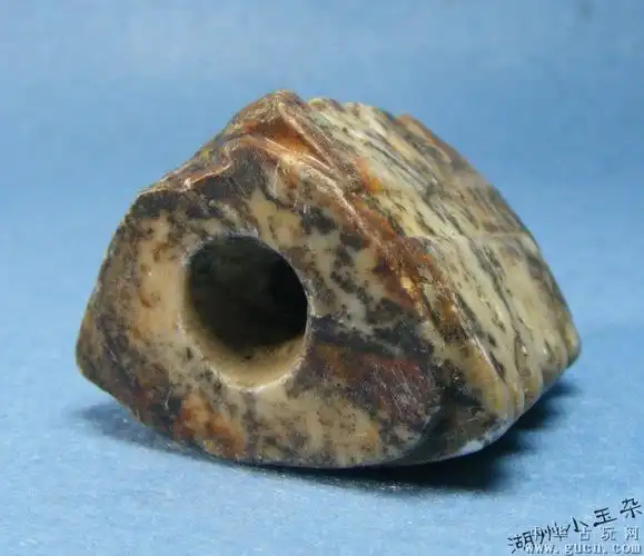 高古-良渚文化黄肉带灰皮皮壳带纹饰三角玉琮