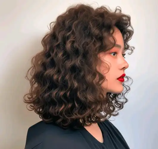 冬天发型不论怎么烫,最美还是羊毛卷全头烫,蓬松瘦脸还保暖_头发_脸部