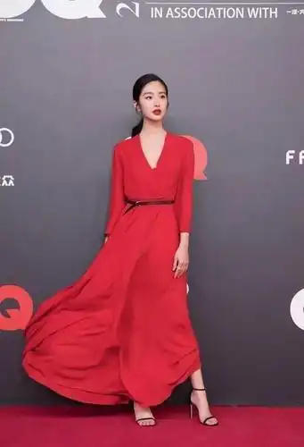 阔太杨采钰真法式西装搭牛仔裤优雅风情好像刘亦菲妈妈