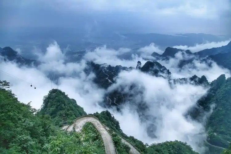 "名山高耸入云端, 奇峰异石迷人眼"——张家界天门山观云海