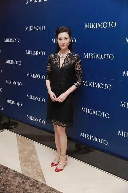 原创李嘉欣的气质没咋变蕾丝上衣配半裙优雅知性身材仍然挺紧致