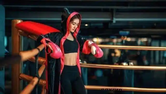 38岁谢娜坚持健身运动,马甲线腹肌明显,素颜出镜也很美