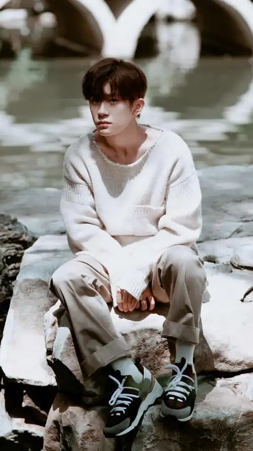 天鹅太讨厌了 #易烊千玺送你一朵小红花... 来自王山而lime - 微博