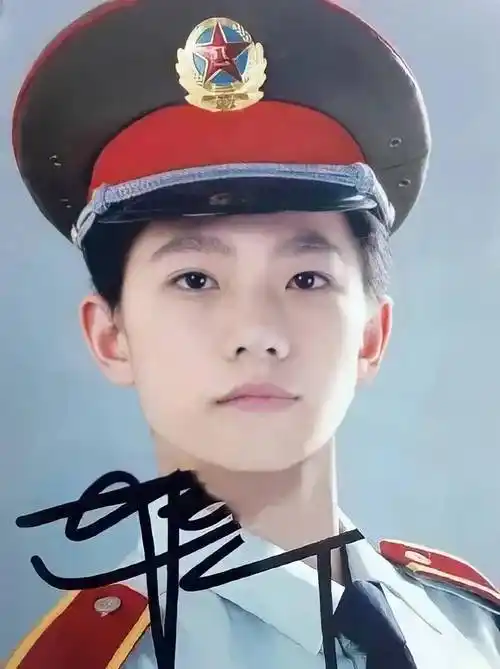 后来,因为喜欢跳舞杨洋12岁同时考入了解放军艺术学院和上海舞蹈学院