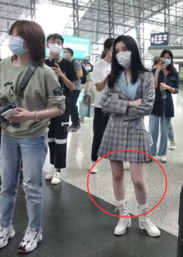 鞠婧祎在机场被路人抓拍,在去掉了"十级ps"后,这腿长