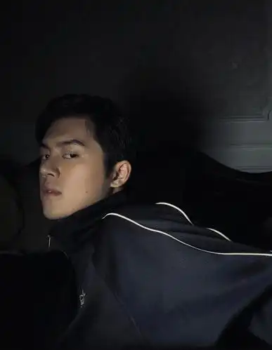 侧脸更是精致,鼻梁高挺,单眼皮好有魅力