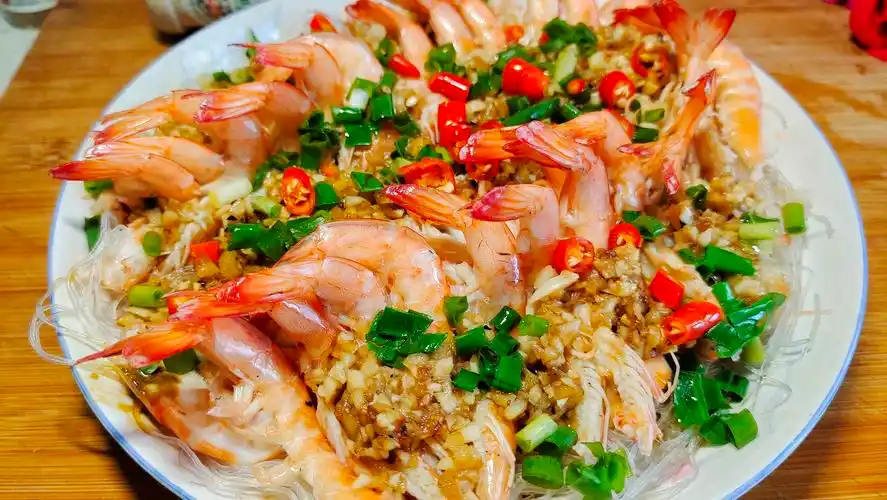 蒜蓉粉丝蒸虾做法,5分钟就能出锅,香味浓郁肉质鲜嫩,营养美味