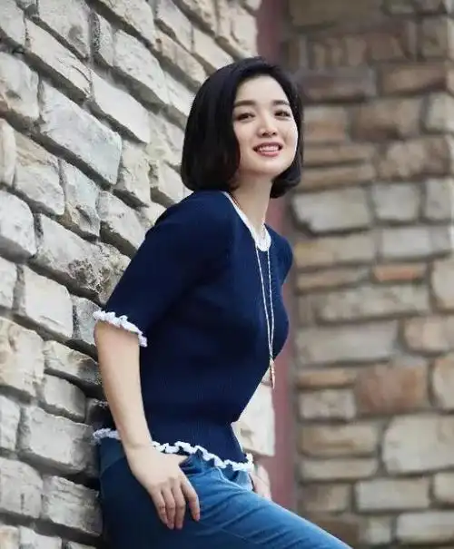 46岁歌手白雪回家乡公演发型20年都没换过嫁富商生活奢华滋润