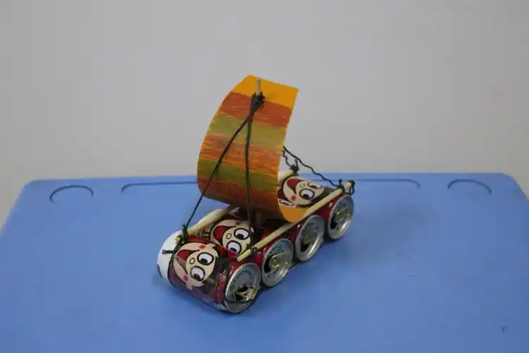 蚌埠八中小学部举行"变废为宝·创意无限"主题环保手工制作活动