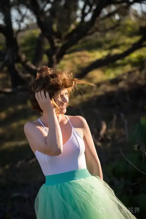 美丽的女孩在海滩上摆姿势.黄金海岸, 澳大利亚, 昆士兰