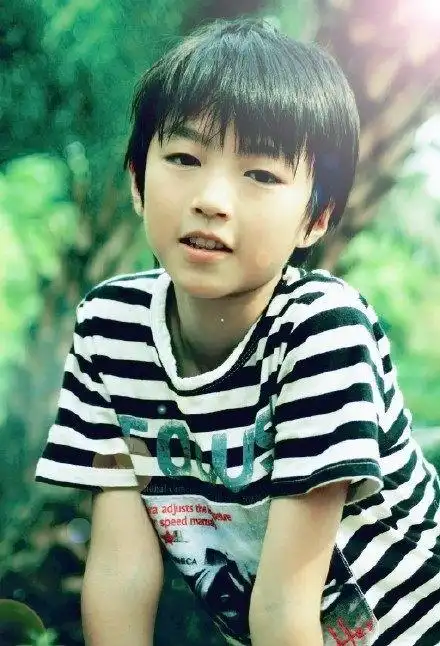 看了王俊凯小时候的照片才知道,原来人家是从小帅到大.