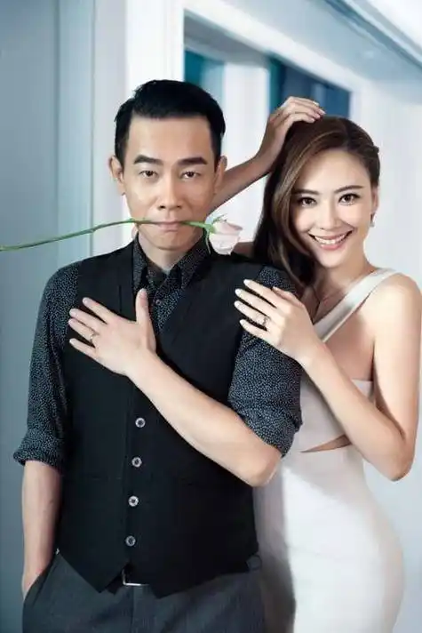 应采儿陈小春甜蜜庆祝13周年,夫妻热吻破传言,爱情如初更显高糖