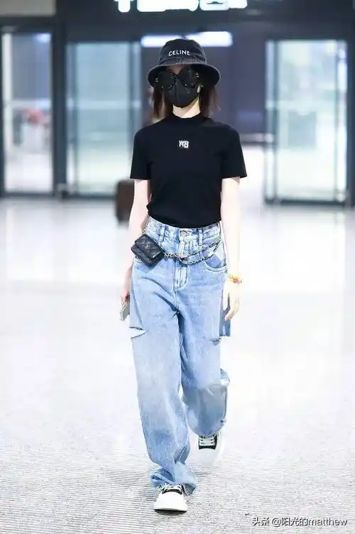 2021年10月9日,上海,毛晓彤现身机场.