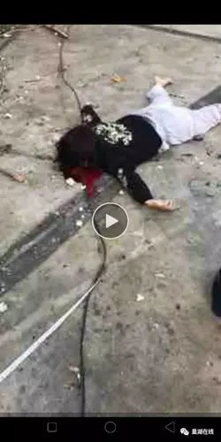 刚刚,巢湖沃尔玛大地影院楼上一女子不幸坠楼身亡.(组图 视频)