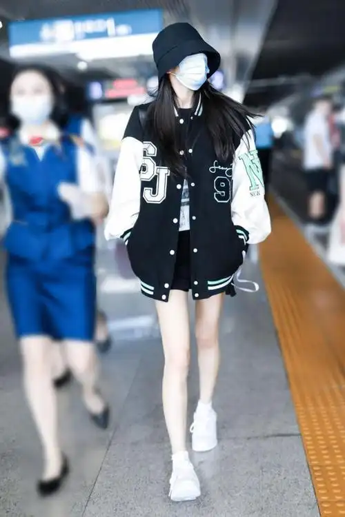 杨幂最新机场街拍来了,穿棒球服扮"下衣失踪",细腿根本不用p