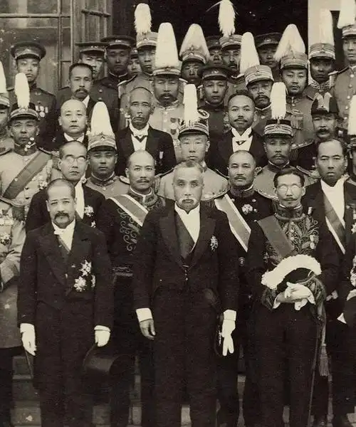 1916年袁世凯去世前预言有三个人可能统治中国他们分别是谁