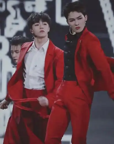 朱正廷陈立农机场偶遇穿运动装秀团魂真默契