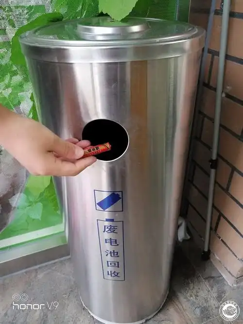 废电池属于有毒有害垃圾,需要放进专门的电池回收桶
