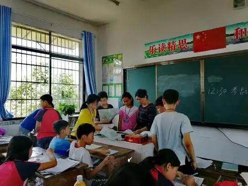 一下课就往教室走,身边总围着一群求知若渴的同学,老师也总是耐心细心