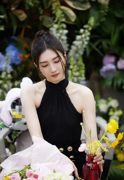 此次曝光的美照让人感受到江疏影的魅力,黑色领带连衣裙的发型将优雅