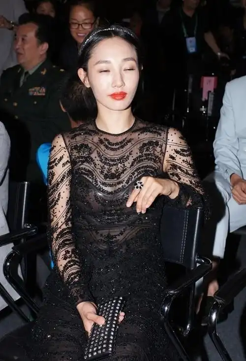 百白何透视服装图片(白百何穿衣服有点太大胆了) - 赤虎壹号