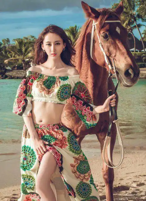 《凡人的品格》等戏里扮演重要角色,虽然目前的她的成绩不如张翰,张俪