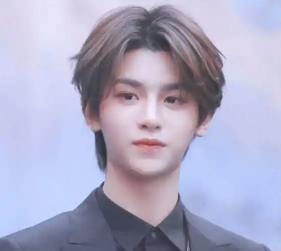 去掉绝美滤镜后,这些绝世美男个个回归普通_王俊凯_黄明昊_照片