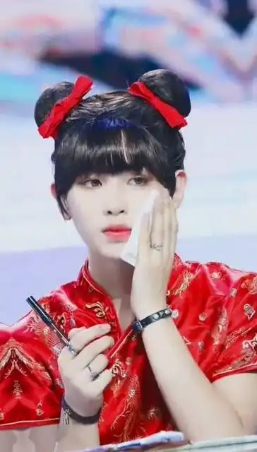 黄明昊穿旗袍有多好看?我想不输在座的各位吧!