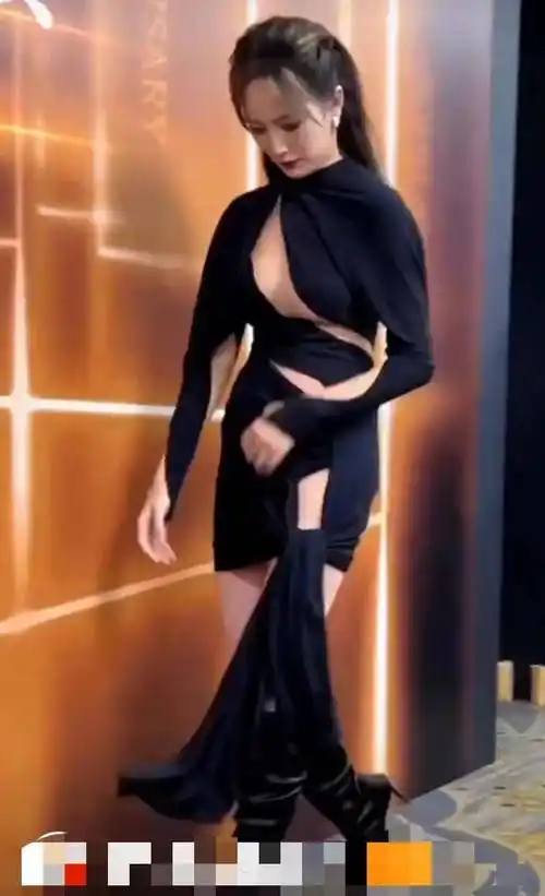 孟佳身着半透明连衣裙走红毯,网友说她为什么没有安全感_黑色_身材