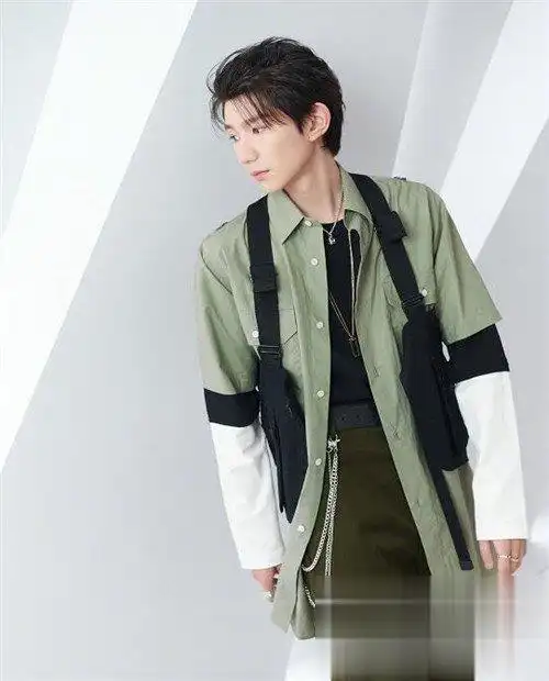 王源复古小辫造型 清爽彰显时尚格调