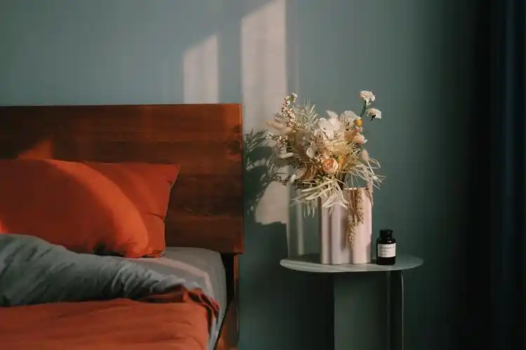 我喜欢阳光照进室内的感觉,家里南面有一个阳台两个大飘窗,从清晨到