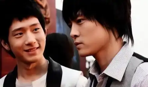 原本公司给井柏然的资源,却因为多位经纪人的偏袒,对付辛博并不满意.