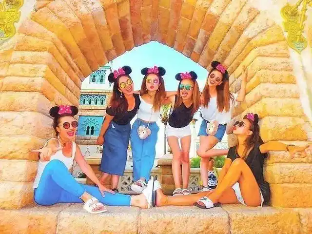 多人合影拍摄姿势大全,赶紧学起来,称霸朋友圈吧!