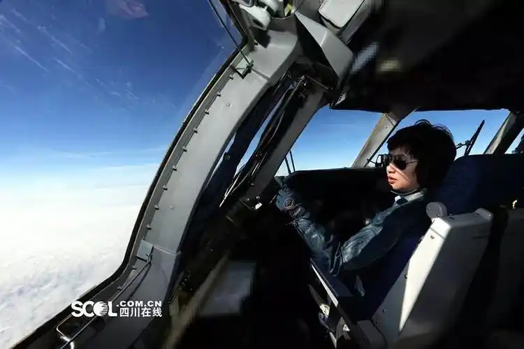 运-9唯一女机长陈金兰:率编队穿越雷暴 长航南海 她从容不迫_飞机