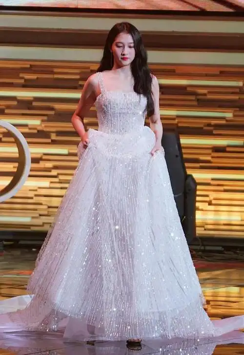 三亚海滩光影下的关晓彤惊艳白色钉珠礼服演绎迷人长腿