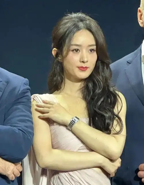 赵丽颖最新活动生图发腮严重脸挂不住肉拿台本照读被骂没文化