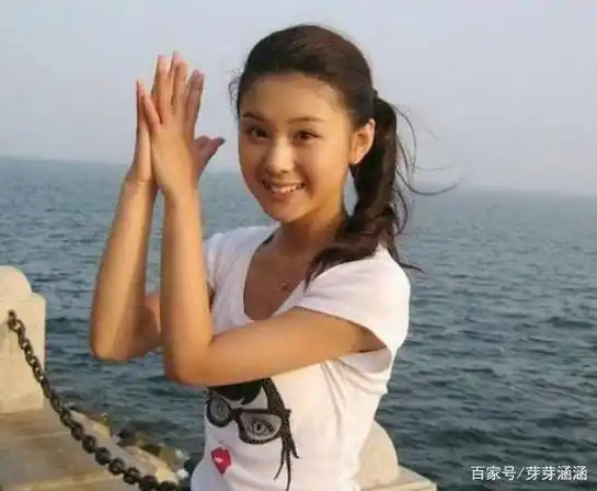 她是冯巩的"女儿",出道20年从不拍吻戏,如今36岁美得像18岁_李小萌