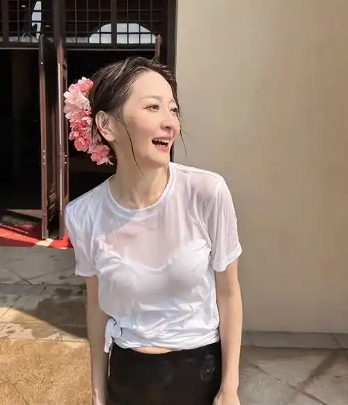 谢颖颖:龙洋走后坐实一姐位,刚主持完节目就飞到了云南过泼水节_经济