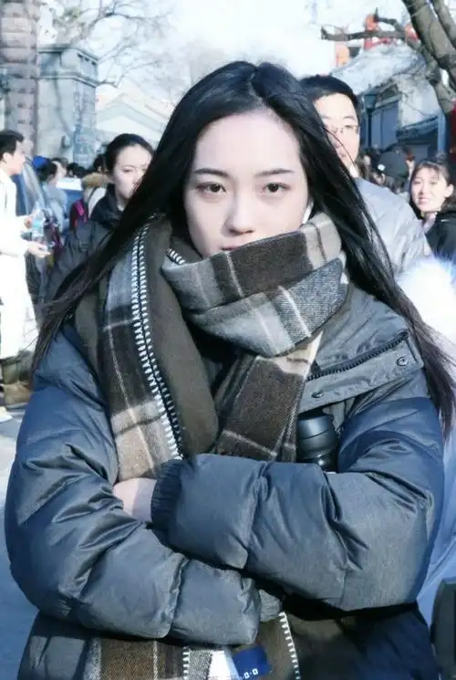 赵嘉敏穿中戏校服裹围巾现身,紧抱双臂美丽动人!