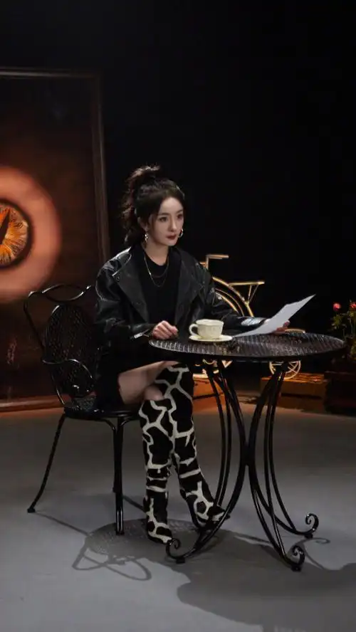 杨幂奶牛纹长靴##杨幂密室大逃脱皮衣造型剧照