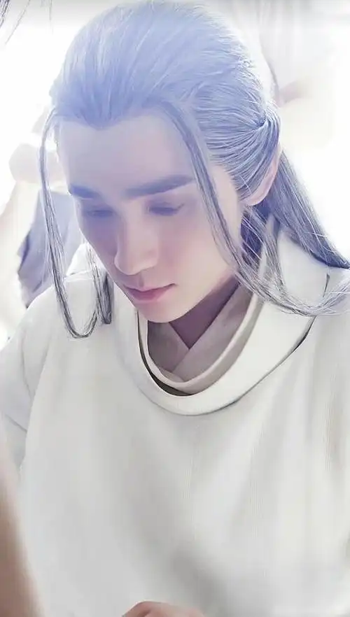《镇魂》朱一龙白发造型美图欣赏,邪魅又霸气,夜尊威武!