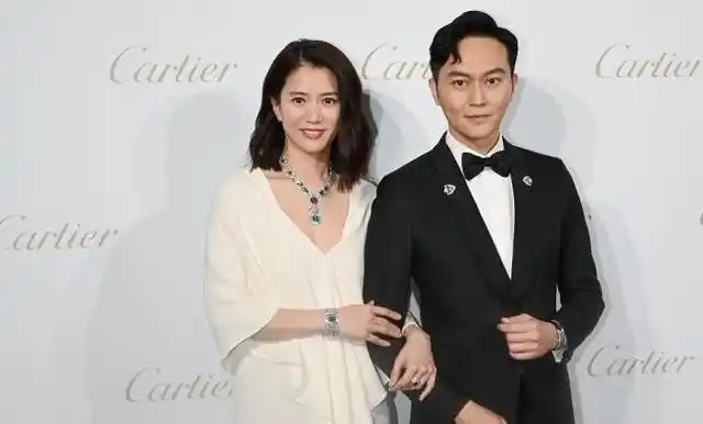 袁咏仪和老公同框也霸气,穿"奶油裙"很有韵味,一看就很受宠