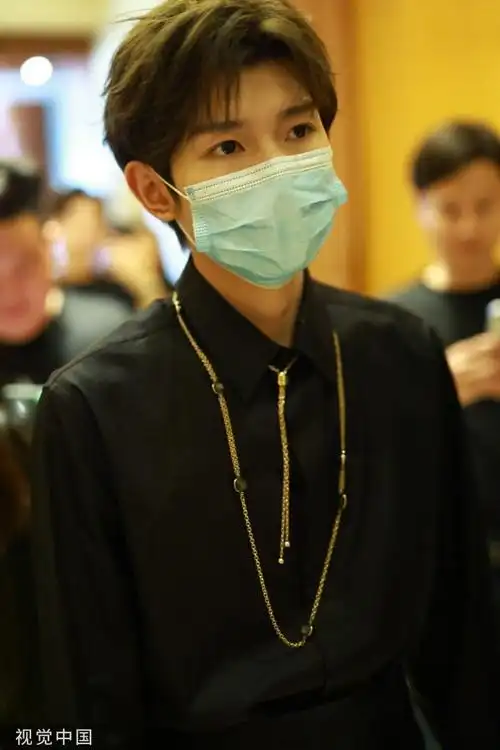 王源上影节金链黑衬衫##上海电影节红毯