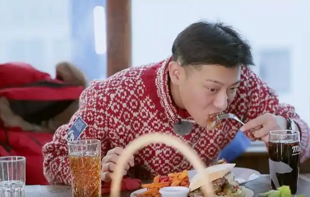 黄子韬太憨实了吃饭时有谁注意他的嘴网友多少天没吃饭了