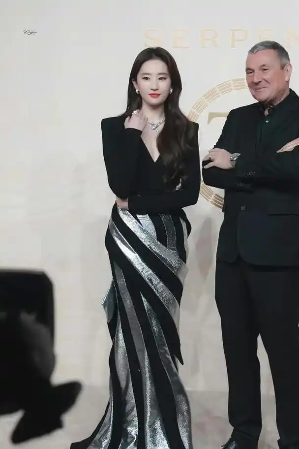 刘亦菲身材太惊艳,穿拼接深v连衣裙珠光宝气,腰臀比太好了