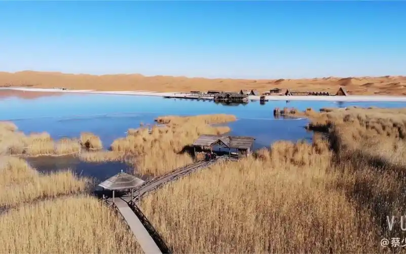 腾格里沙漠之月亮湖景区