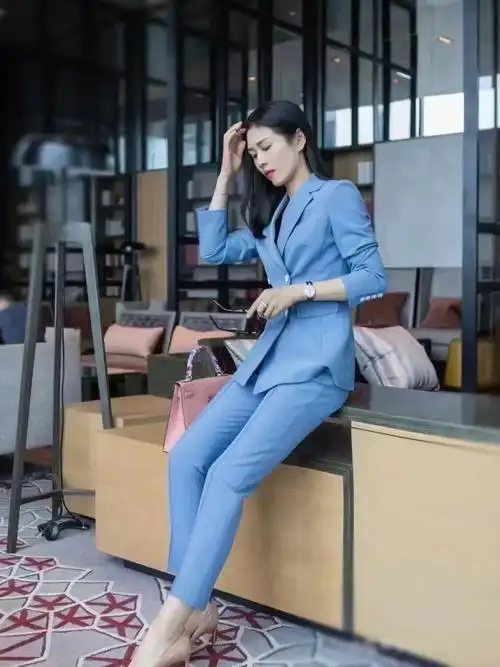 天空蓝女士西装尽显优雅气质惠州西服定制