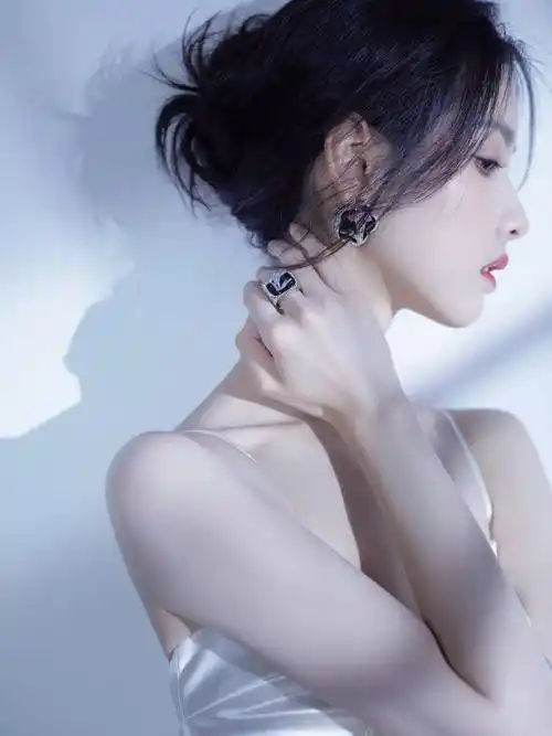 陈都灵白色缎面吊带长裙清冷动人_造型_气质_裙子